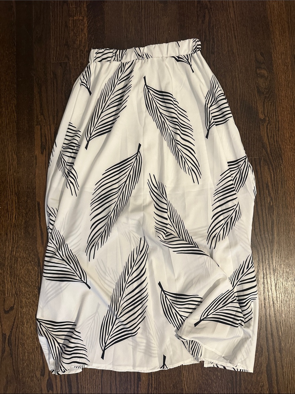 White Leaf-Print maxi Skirt with slits